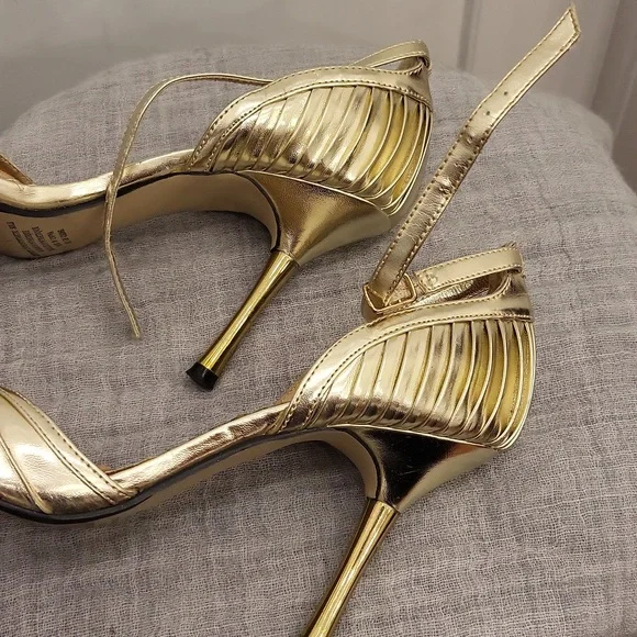 Gold heels - Picture 3 of 3